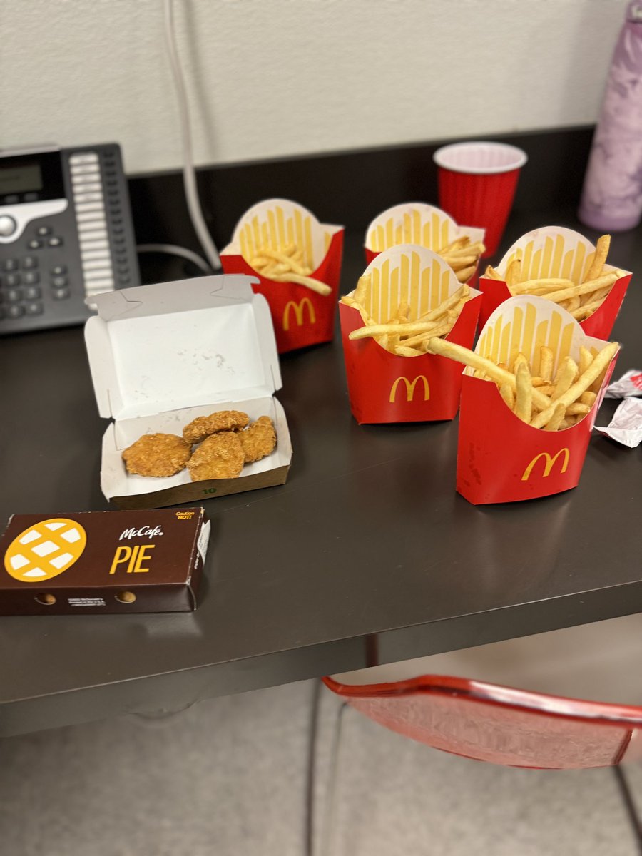 DeMitch22's tweet photo. @Melfloresjax 
With French fries for the team in Fri YaY!! https://t.co/Ga59MAUEPt