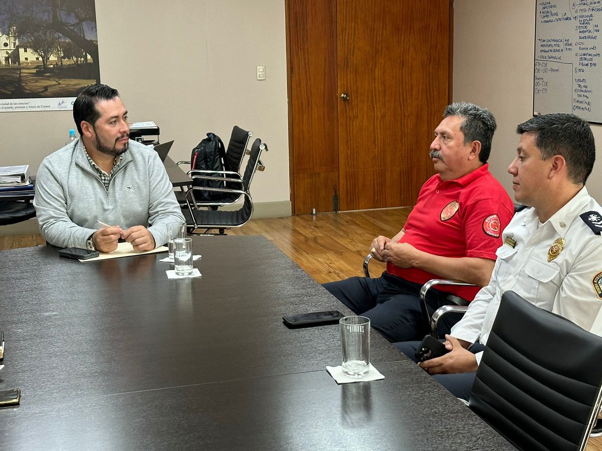 Aeropuerto_CUE's tweet photo. ¡Seguridad aeroportuaria! 🚨✈️

Trabajamos💪 de manera articulada con @Bomberos_Cuenca, con la finalidad de consolidar proyectos de apoyo mutuo en caso de presentarse una emergencia en el aeropuerto.

#AmorPorCuenca ♥️💛

@MunicipioCuenca https://t.co/jPGQuOwygz