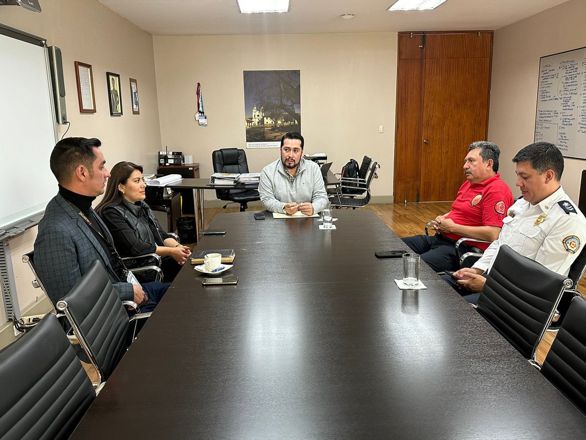 Aeropuerto_CUE's tweet photo. ¡Seguridad aeroportuaria! 🚨✈️

Trabajamos💪 de manera articulada con @Bomberos_Cuenca, con la finalidad de consolidar proyectos de apoyo mutuo en caso de presentarse una emergencia en el aeropuerto.

#AmorPorCuenca ♥️💛

@MunicipioCuenca https://t.co/jPGQuOwygz