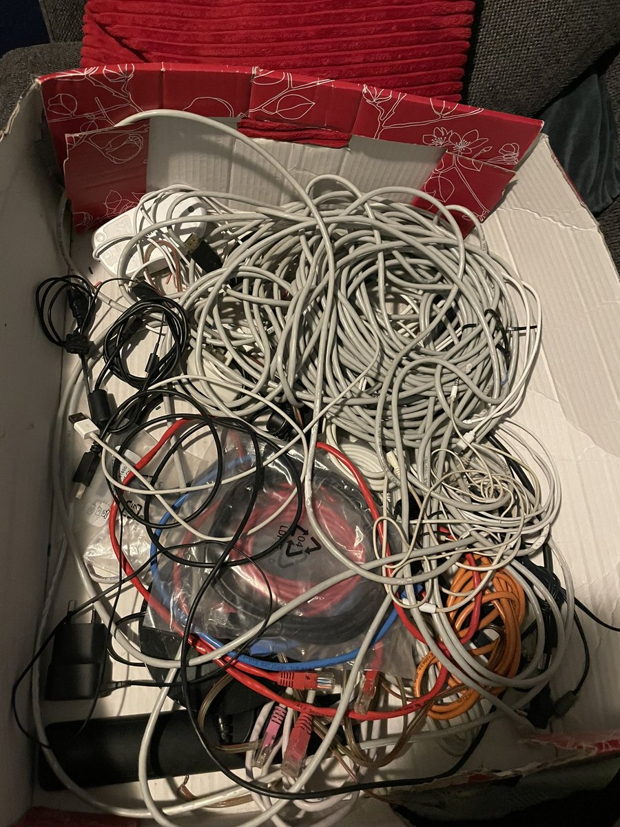 HenrikSundstrom's tweet image. Ville bara meddela övriga män här att jag idag hade användning för en sladd ur lådan