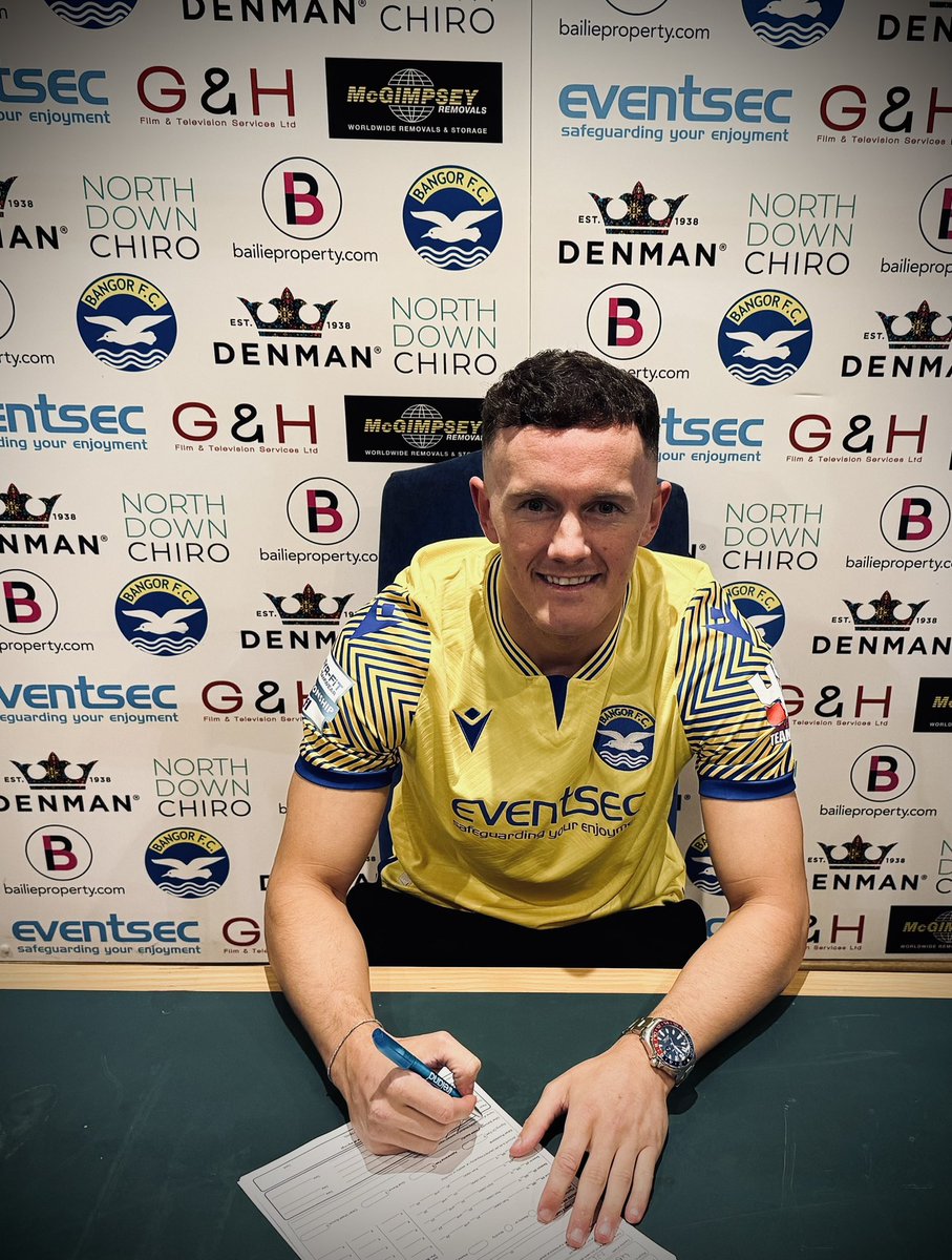 bangorfc's tweet photo. ✍🏻 𝙏𝙞𝙖𝙧𝙣𝙖𝙣 𝙈𝙪𝙡𝙫𝙚𝙣𝙣𝙖

We’re delighted to confirm the signing of Tiarnan Mulvenna

The midfielder joins from Glenavon having an 18 month contract with the Seasiders

We thank @Glenavon_FC for their assistance in this transfer

Welcome to Bangor Tiarnan

🟡🔵 https://t.co/a22vMnVWvg