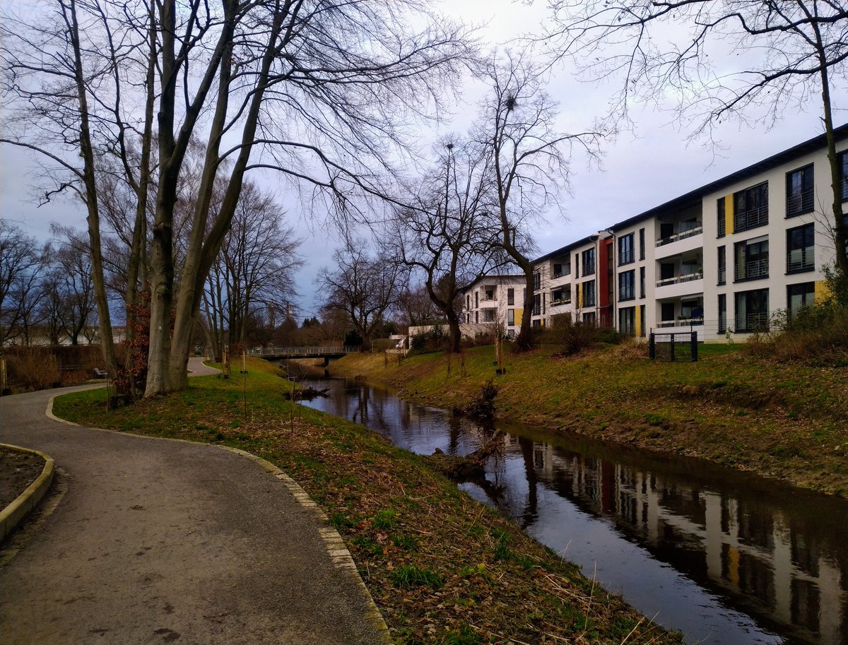 fotoaufnahme's tweet image. Der #Rotbach in Dinslaken direkt am AWO Seniorenzentrum Wilhelm-Lantermann-Haus fließt im teilrenaturierten Bachbett Richtung Rhein.