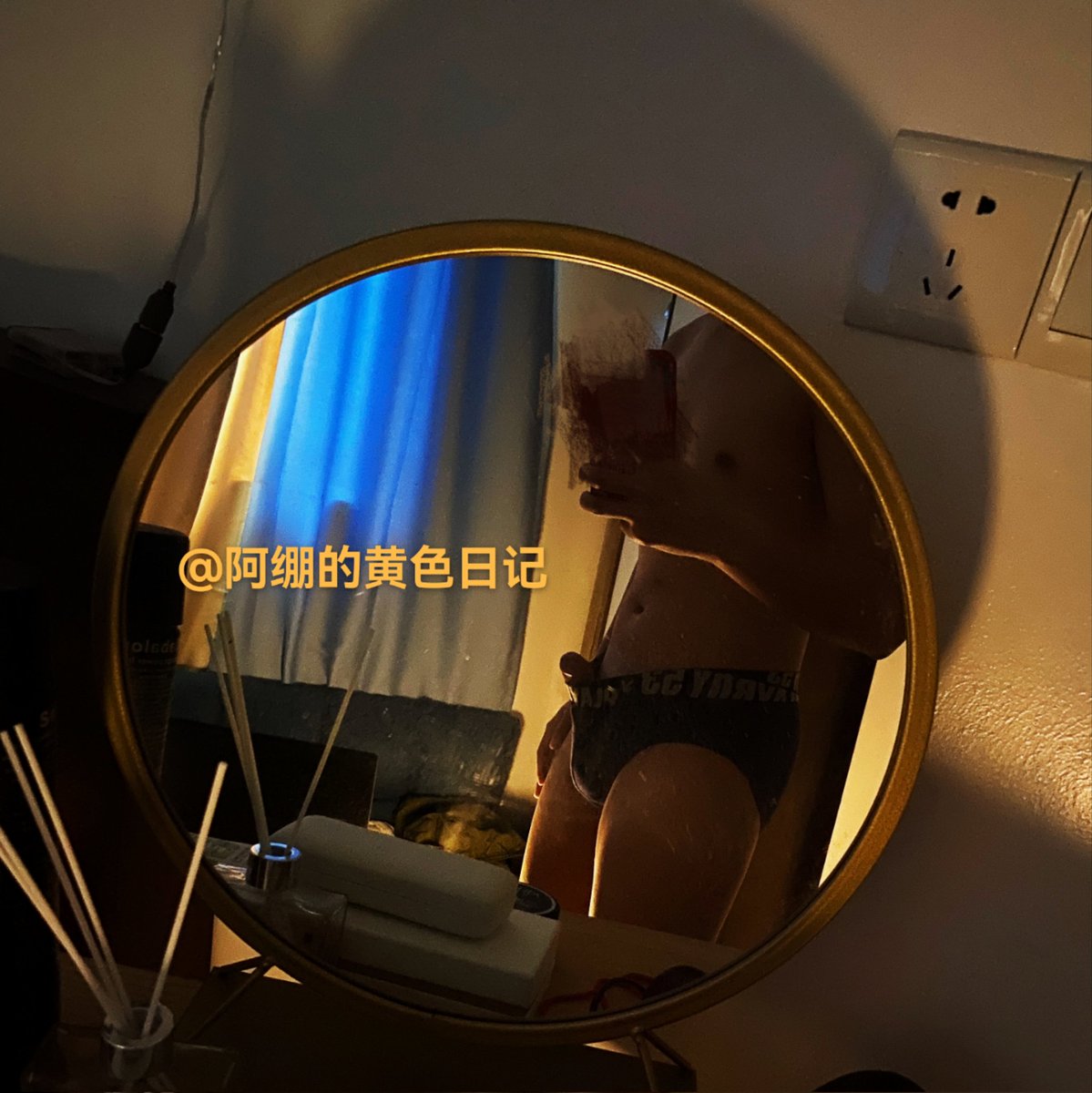 Abeng97168's tweet photo. 这跟不穿内裤有什么区别，穿了还得露🐢头。 https://t.co/raDP6ET8u8