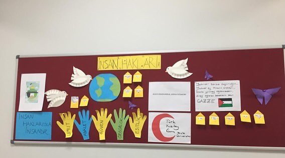 genckizilaydu's tweet photo. “İnsanların, çocukların ve kadınların ölmeden; katledilmeden, zalimlere boyun eğmeden yaşayacağı dünya için!”🕊️
Dünya İnsan Hakları Günü münasebetiyle gönüllülerimizle birlikte hazırladığımız afişleri, sözleri ve resimleri Nazime Tatlıcı Ortaokulunda panoya astık.❤️🌙
#DaimaHazır https://t.co/UQ24Qn05nK