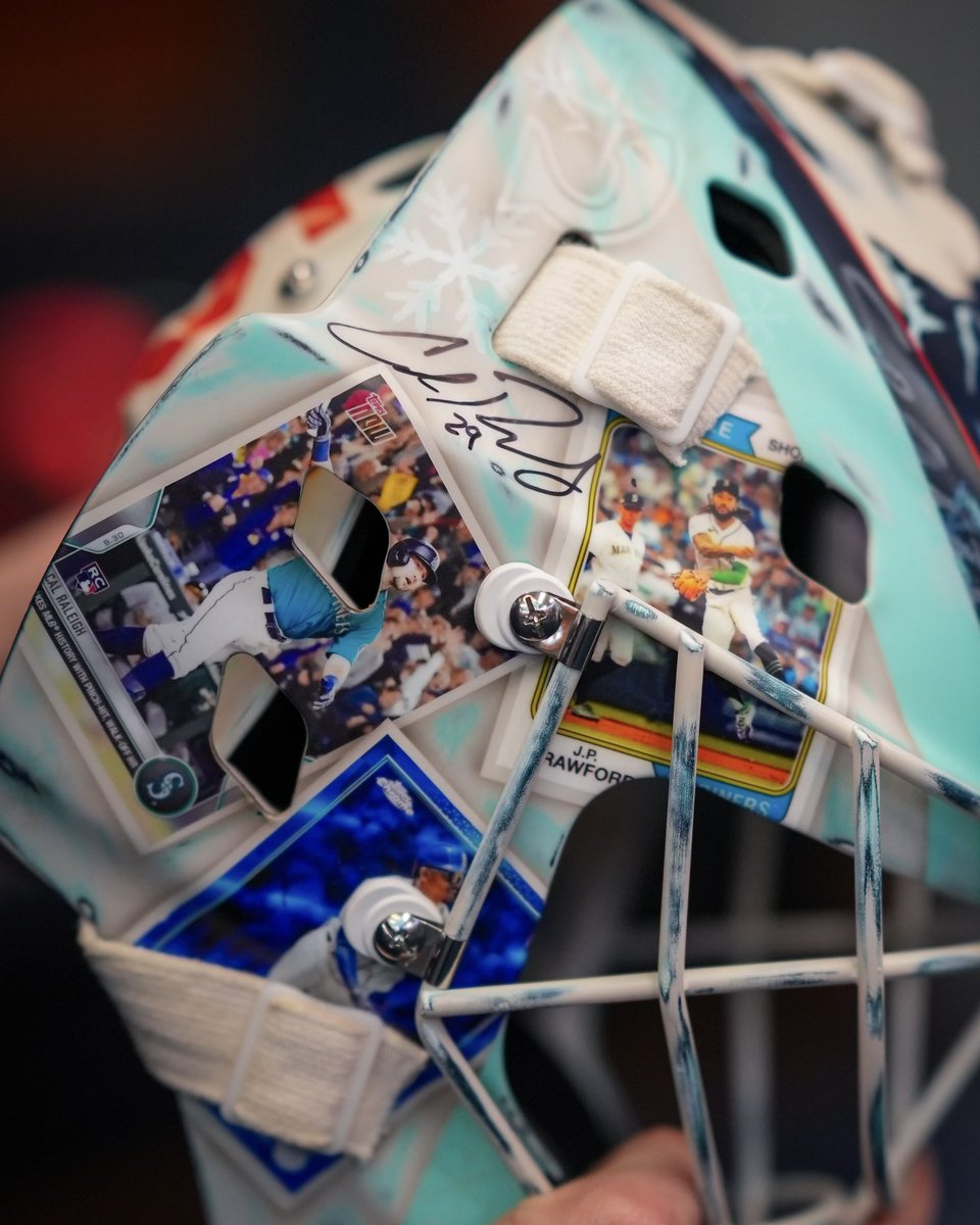 goalies 🤝 catchers

Cal Raleigh made a special trip to The Deep to sign his card on Joey Daccord’s #WinterClassic mask!