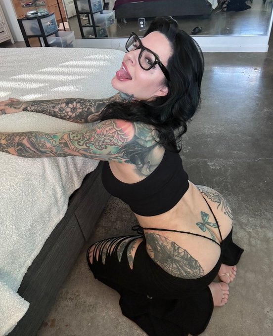 Are you a fan of the pants? 🤓 https://t.co/gs3721bWS8