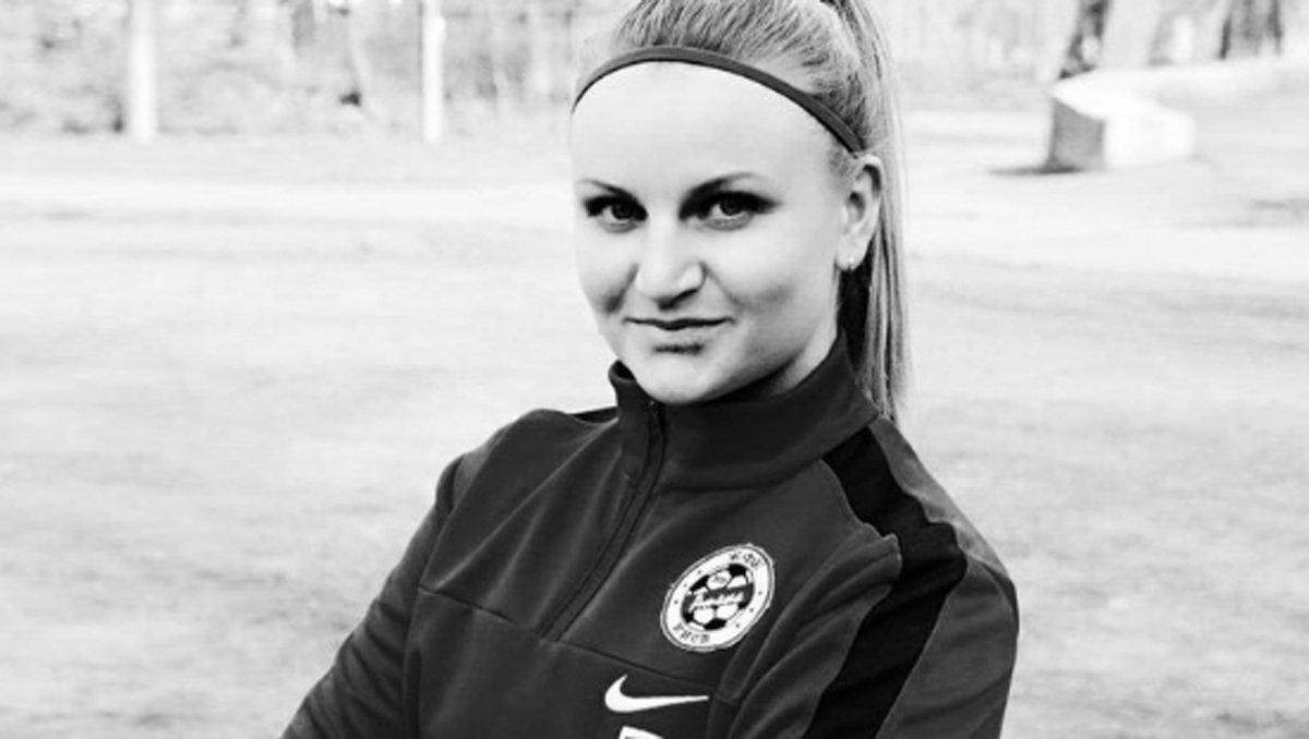 Der ukrainische Fußball trauert um Viktoriya Kotlyarova. Die 27-jährige Torhüterin zählt zu den dreißig Bombenopfern des russischen Angriffs auf Kiew am 29. Dezember. krone.at/3210363