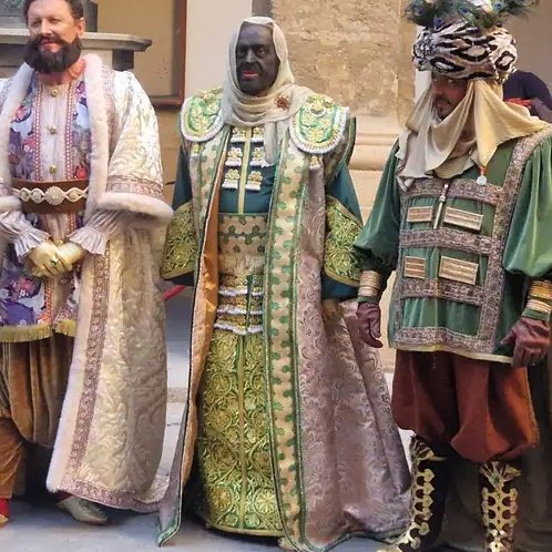 El Baltasar de Sevilla no puede dar más vergüenza ajena: Betún, traje de torero y acabo de ver en la tele que en la cabalgata estaba dando pases/verónicas 🤦🏾‍♂️🤦🏾‍♂️🤦🏾‍♂️.