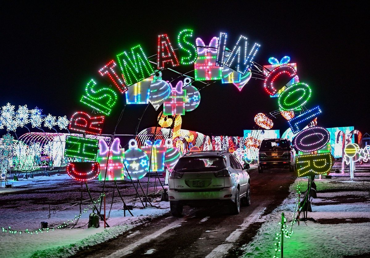 Bandimere's tweet photo. Thank you to #christmasincolor for brightening up our holiday season on #thundermountain. We look forward to the possibility of partnering with you again in the future. We hope everyone who had the chance to experience the light show had a great time. ✨
#thankyou #animatedcolor https://t.co/38HrcRGhYn