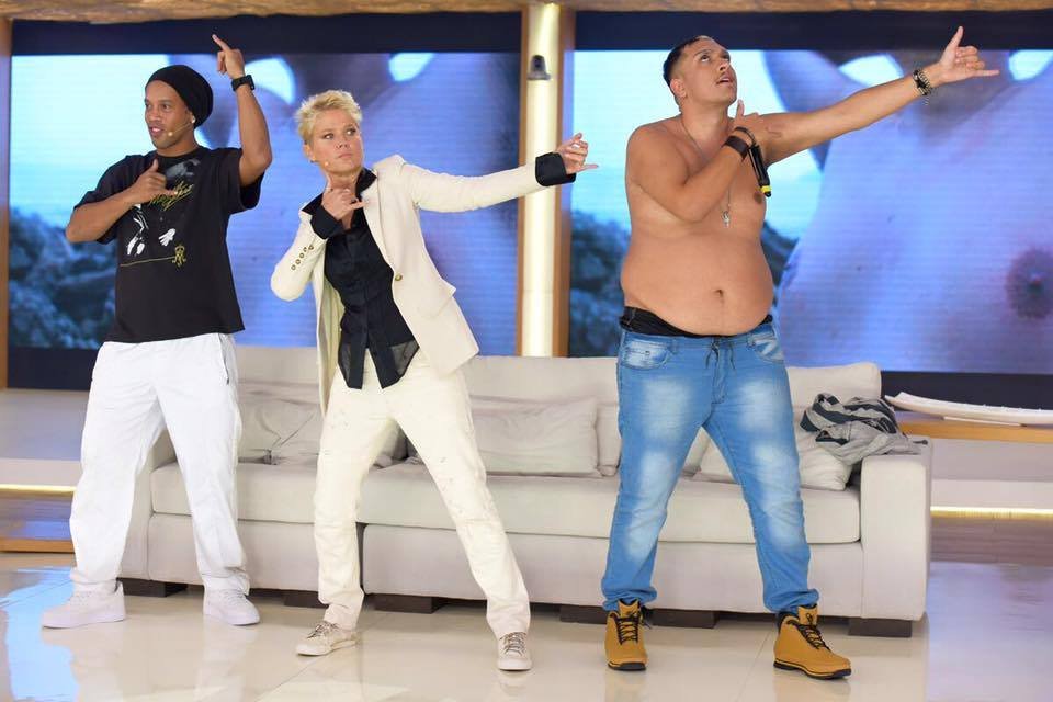 fabiogaj's tweet photo. O momento mais memorável do MC Bin Laden na tv brasileira foi quando ele foi no programa da Xuxa e rendeu esse frame aqui que virou frame de King of Fighters #BBB24 https://t.co/Jii9q848WH