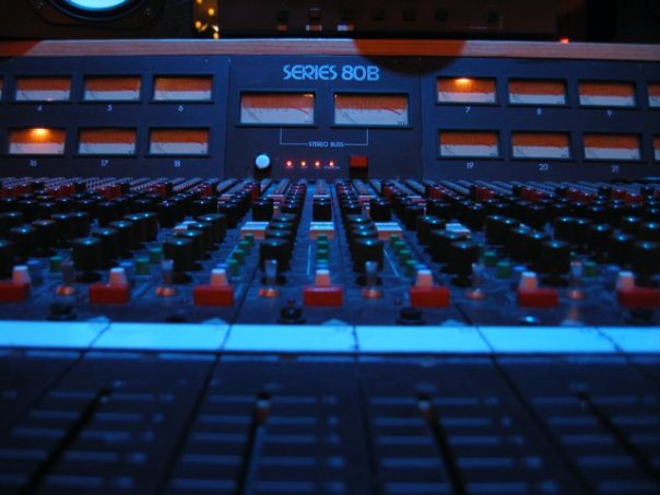 Trident_Audio's tweet photo. The venerable 80B console at @soundhouse_1, home of legendary producer Jack Endino!

#tridentconsole #analog #recordingstudio #analogconsole #trackedontrident #mixedontrident #tridentstudios #tridentarange #series80b #trident80b https://t.co/EgCKpCDxzW