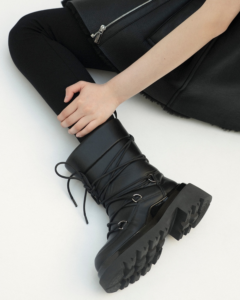 Après-ski look for short boots in black vegan leather

Photos -  @berengerevalognes
Model - <a href="/zo1fun/">zo1fun</a>
Hair &amp; Makeup - @helenahenrion

#wintershoes #fallwinter #barbarabui #wintercollection #parisianbrand #parisiandesign