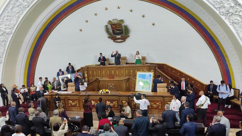 ViceVenezuela's tweet photo. #EnFotos || Este #5Ene fue ratificada la Junta Directiva de la AN para el periodo 2024-2025, quedando de esta manera: 

✓ Pdte. de AN Dip @jorgerpsuv 
✓1er Vicepdte. Dip @pinfantea 
✓2da Vicepdta. Dip @AmkValentina 
✓ Secretaria, María Hernández
✓Subsecretarío, José Molina https://t.co/XX8633TlvS