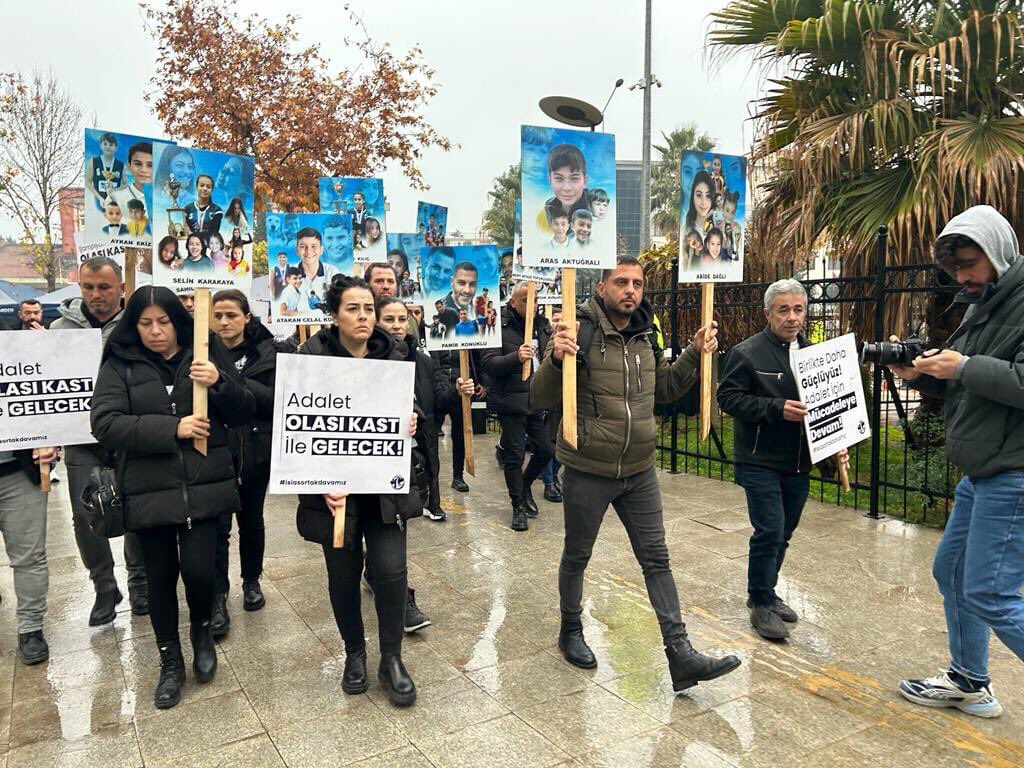 Korkak bir fare gibi saklandığınız deliklerden bu insanları görüyor musunuz  ey isias katilleri? Onların her biri acısını sırtlanmış, adalet peşinde dimdik yürüyen yürekli insanlar! Onların gözyaşlarında boğulacak, yüreklerindeki ateşte yanacaksınız! #isiasemsaldavaolacak