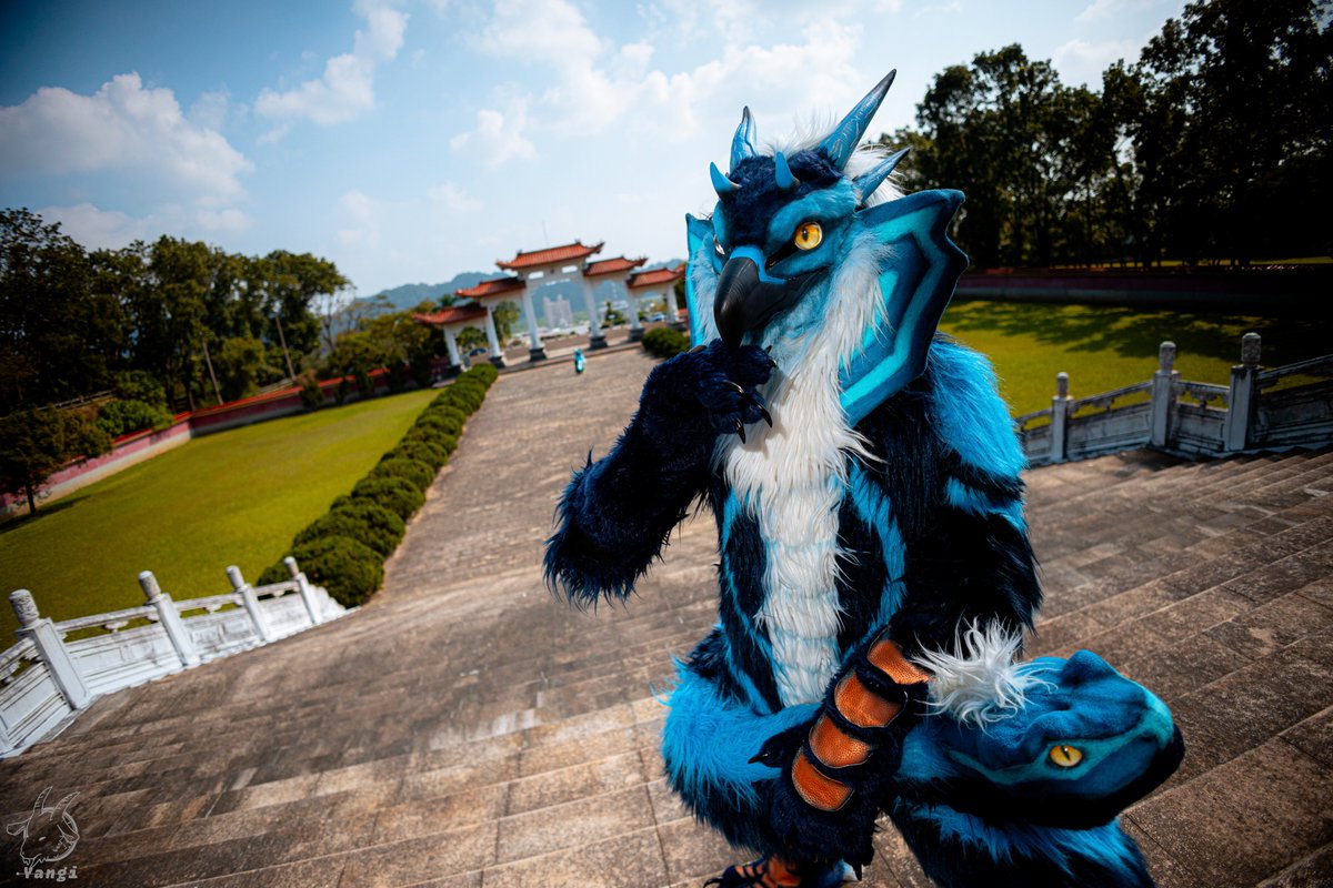 🤔

📸：<a href="/goat83262/">Yangi🔜Infurnity2025</a>

✂️︰<a href="/BeastFantasia/">Beast Fantasia Studio</a>

#FursuitFriday #Fursuit