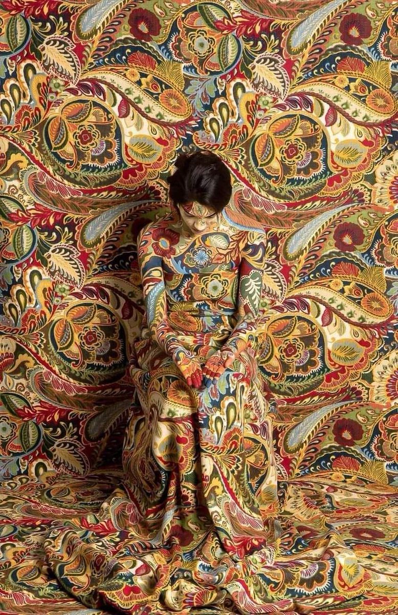 Хамгийн сайхан сэтгэл хамгийн хүйтэн харагддаг хүнд байсан. Буурь суурьтай, хал үзсэн аятай бодлыг цэл залуухан арван долоо наймтай залуугаас, хамгийн шинэлэг хачирхалтай ертөнцийг харин нүүрэн дээр нь түмэн үрчлээ тодорсон хүнээс сонсож, мэдэрч үзсэн ... Өнгөн төрхөндөө бид хэн