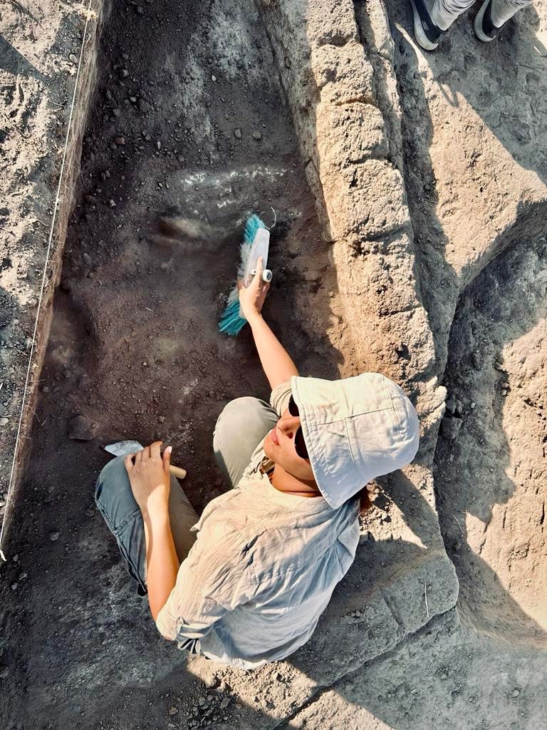 ASOResearch's tweet photo. During the summer of 2023, Marta Doglio (@doglio_marta) joined the Gird-I Matrab Archaeological Project in the Kurdistan Region of Iraq to work as a trench supervisor and pottery specialist. 

Read more at: https://t.co/AstyP8sPbj 

GMAP Project: https://t.co/J7I4QEMORj https://t.co/WbKDJZBnB2