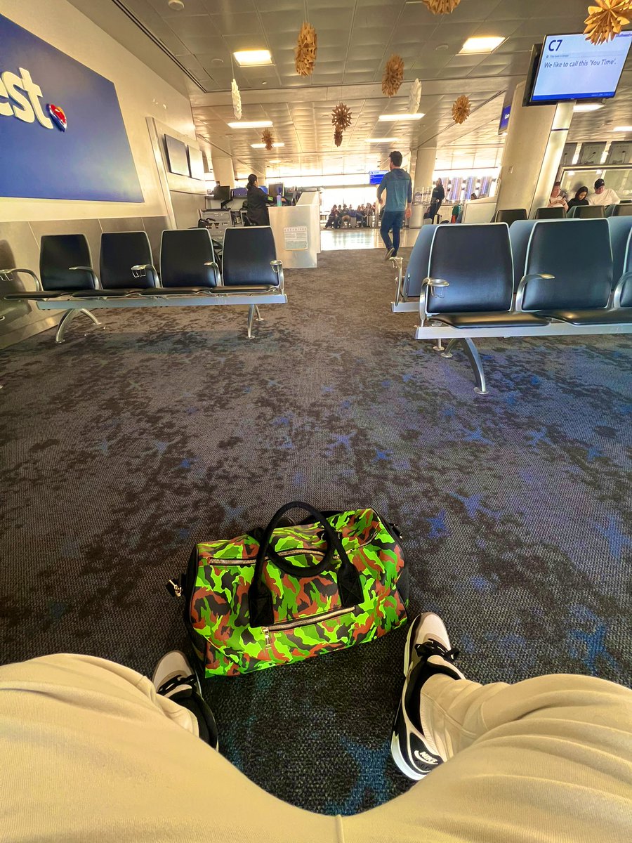 Nothing like an empty airport to start the new year…. You see the black owned bag 💼 tote & carry 🫡 ✊🏾 #toteandcarry #airport
