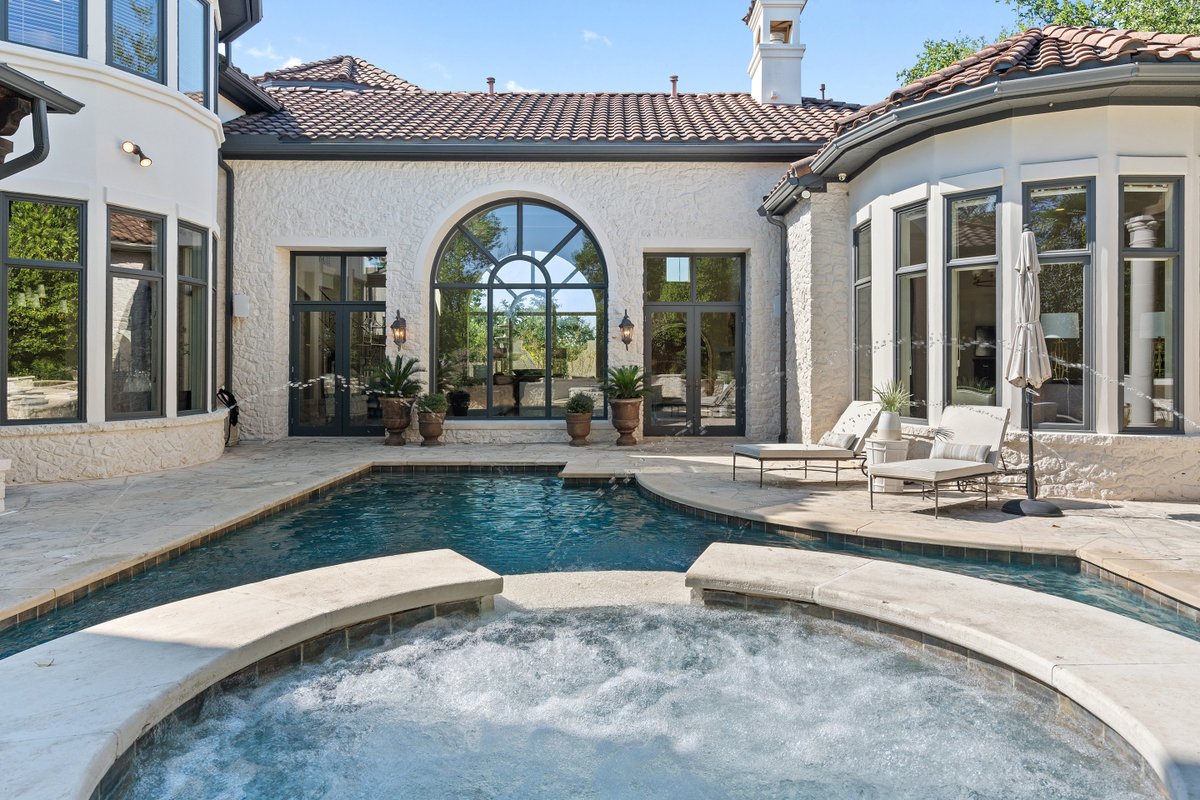 Elite25Austin's tweet photo. This exquisite home is nestled in the prestigious neighborhood of Woods II in Barton Creek.

8224 Chalk Knoll Dr • 78735 ︱ Offered at $4,950,000 ︱ For details, contact Susan Doyle: susan.doyle@compass.com / 512.658.8229 » #elite25austin https://t.co/9n6Ez3KalQ