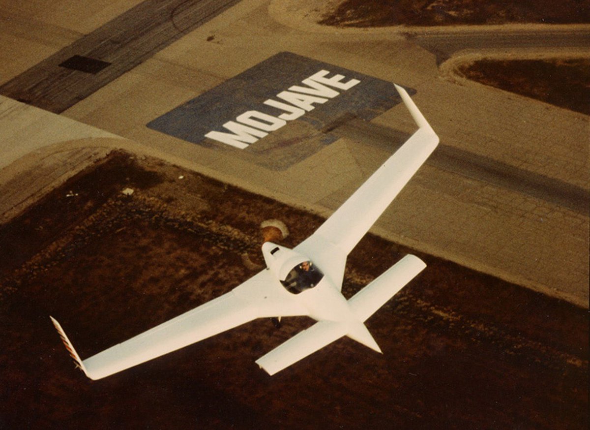 Microlight holds a special place in Scaled’s history as the very first flight: flying this canard in January of 1983 is how we started our record of one first flight per year, which we still maintain!

#firstflightfridays #microlight #history #aviation #airplane