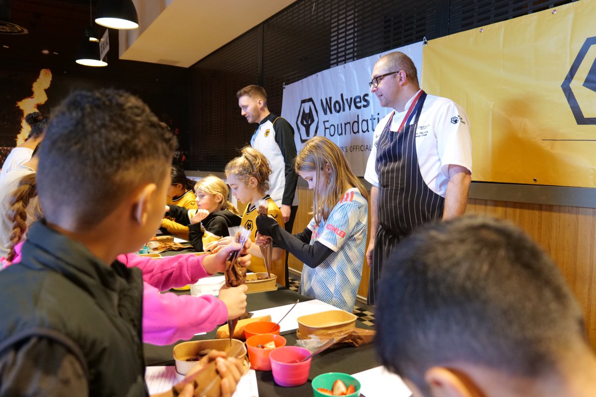 wwfcfoundation's tweet photo. We hosted a #FeedOurPack celebration event at our Holiday Camp today to mark the project's three-year anniversary. 🥳
Children took part in cooking activities led by @Wolves Head Chef Luke Hitchins and even gave Judo a try! 🧑🍳🥋
🤝 Thank you to @PLCommunities & @PFA for the support of the project since its launch 🙌