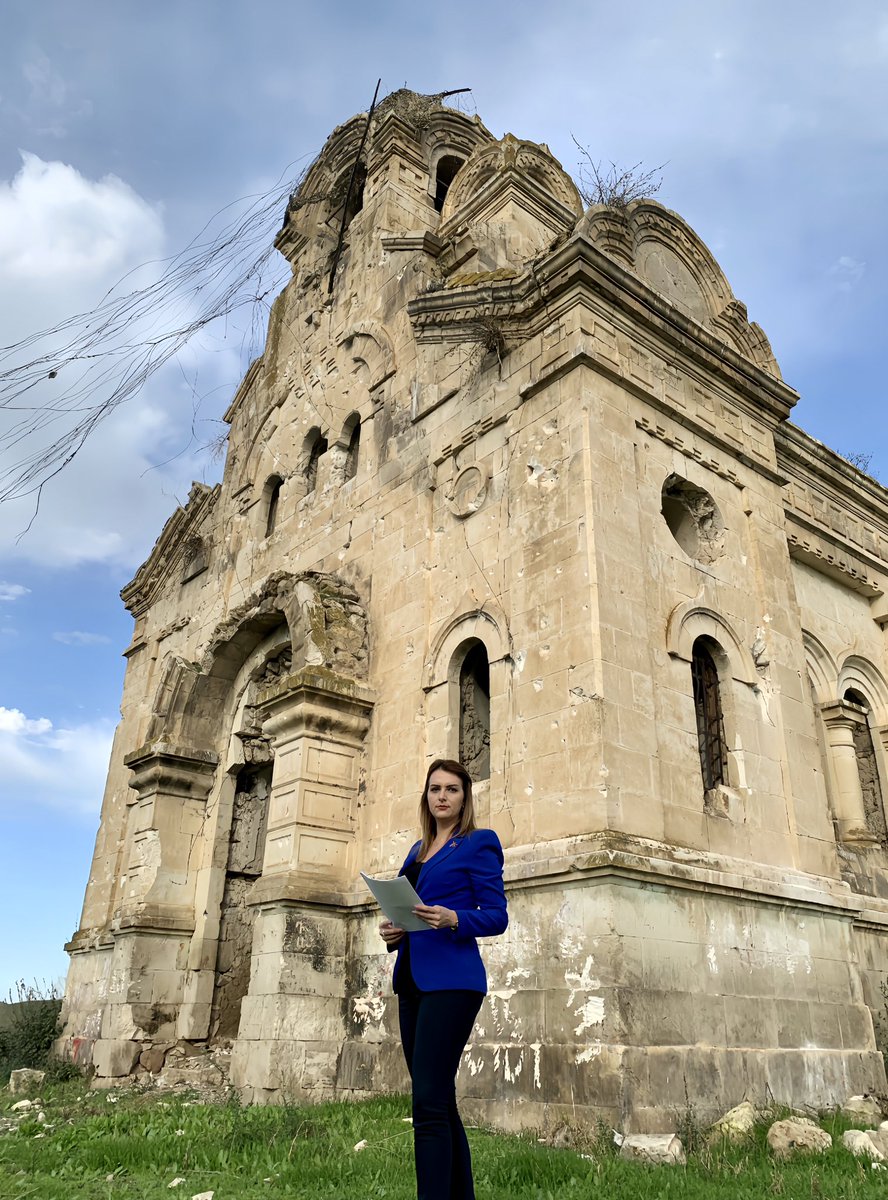 ALavrina's tweet photo. Государственный секретарь США Энтони Блинкен усомнился в свободе вероисповедания жителей Азербайджана. Чтож, небольшая памятка для г-на Блинкена. На русском! @SecBlinken 

Я русская азербайджанка. Уже 33 года я живу в стране где представлена самая крупная русская община на Южном Кавказе, насчитывающая 120.000 этнически русских. В 2023 году наша община отметила свое 30-летие. За все эти годы, в Азербайджане не было зафиксировано ни единого случая ущемления прав по этническому признаку или на религиозной почве. Мы ходим в церковь, мы отмечаем наши праздники, мы свободно говорим на своем языке, мы любим искренне нашу Родину - Азербайджан. 

Русские в Азербайджане всегда готовы встать на защиту своей страны. Прекрасный тому пример это 44-дневная Отечественная война, осенью 2020 года, когда представители всех этнических групп сплотились вокруг Верховного главнокомандующего Президента Ильхама Алиева. Общими усилиями мы восстановили справедливость. Территориальная целостность и суверенитет Азербайджана наконец восстановлены. Наш единый народ своими силами сделал то, что не смогли сделать ни МГ ОБСЕ, где кстати говоря были и Соединённые Штаты Америки, ни какая-либо международная организация. Более 30 лет, мир закрывал глаза на продолжающуюся оккупацию азербайджанских территорий соседней Арменией. Не беспокоило международное сообщество и то, что на оккупированных территориях Азербайджана уничтожались памятники истории, культуры и религии. Речь не только о мечетях, но и о православных храмах, об албанских храмах, которые армянские оккупанты уничтожали или перестраивали. 

Разрушенные стены, груды руин и единственный уцелевший фасад здания – вот и всё, что осталось от храма Русской Православной церкви в честь Преображения Господня, основанной в 1894 году и расположенной в 13 км от центра Ходжавендского района Азербайджана. За годы оккупации Армянские вооружённые силы полностью разрушили святыню, разрушили 3 фасада, а здание, практически, разобрали на кирпичи. 
(https://t.co/4QQB165N0u)

Другой пример, храм русской православной церкви, расположенный в селе, Талыш, Тертерского района Азербайджана, рядом с которым армянские оккупанты построили военную часть. В здании храма окон нет, крыша обвалилась в нескольких местах, а на стенах ясно видны следы от пуль и снарядов.
(https://t.co/p9TNHQWvph)

За весь период оккупации на азербайджанских землях было уничтожено более 400 культурных, исторических и религиозных памятников. Из 67 мечетей 64 были разрушены или значительно повреждены и осквернены.

Между тем, аналогичная участь постигла и древние азербайджанские памятники истории и культуры, находящиеся на территории современной Армении. В начале XX в. в Армении было зарегистрировано более 300 мечетей, а в настоящее время частично невредимой осталась лишь Голубая мечеть, которую в результате изменения оригинальных особенностей преподносят как «персидскую». В 20 веке, азербайджанцев массово депортировали из Армении, а все вещественные доказательства, свидетельствующих о принадлежности этих земель Азербайджану, уничтожили.

В свое время, Азербайджан выступил с инициативой отреставрировать ни одни, а несколько римских катакомб, древние фрески, древние рукописи из библиотеки Ватикана. На территории самого Азербайджана есть православные и албанские храмы, синагоги, и даже армянская церковь. Своевременная реставрация и постоянный уход сохранили все здания в надлежащем состоянии. 

Хотелось бы посоветовать Госсекретарю США г-ну Блинкену, который обеспокоился вопросами свободы вероисповедания в Азербайджане, прежде чем ссылаться на непроверенную информацию, подготовленную непонятно кем, лучше посмотреть на реальные примеры из жизни различных этнических групп представленных в демократическом обществе Азербайджана.

(На фото тот самый православный храм, в Ходжавенде, разрушенный в период армянской оккупации)