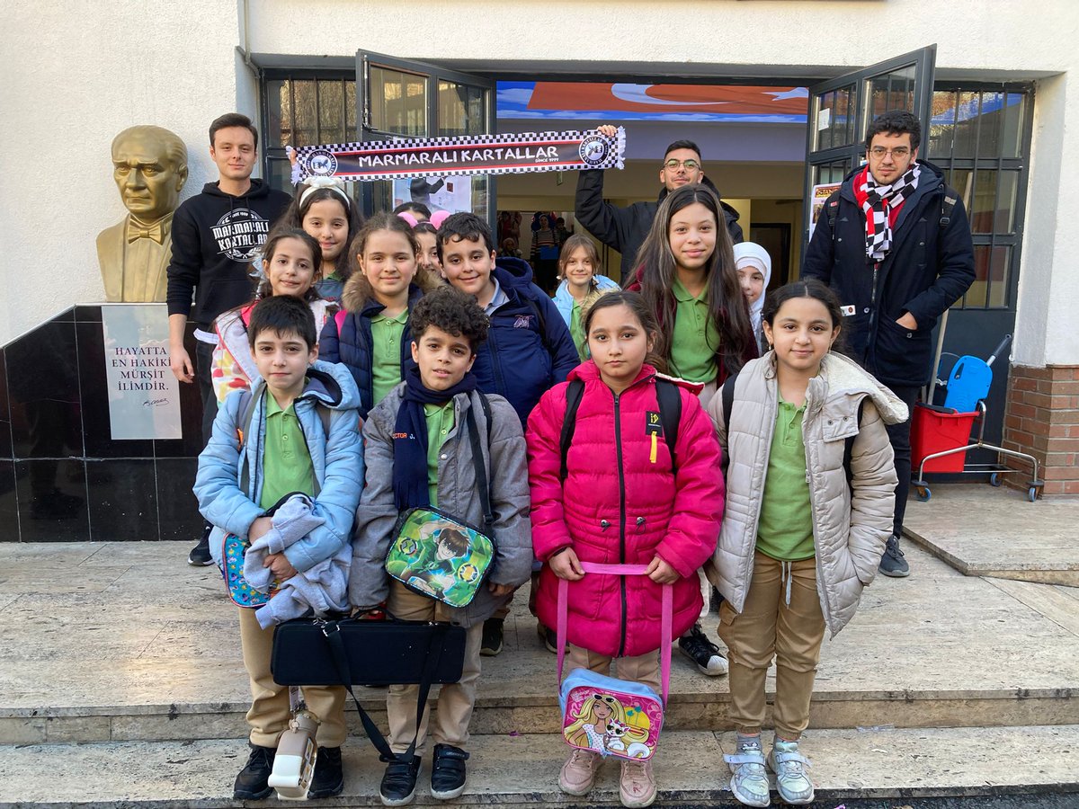 marmaralikrtllr's tweet photo. ‘’Ben öyle bilirim ki yaşamak
berrak bir gökte çocuklar aşkına savaşmaktır’’
Marmaralı Kartallar kulübü olarak Kırımlı Aslanbey İlkokulu’na kırtasiye yardımında bulunduk. Malzeme yardımında bulunan üyelerimize teşekkür ederiz. https://t.co/6j6YC4qpGf