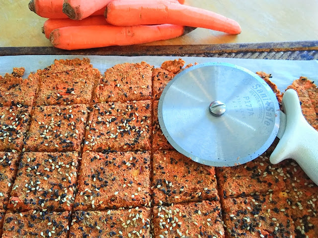 momknowsbest15's tweet photo. Homemade carrot juice is so healthy but don't toss the carrot pulp! Use the carrot pulp for delicious homemade grain-free homemade Crunchy Crackers. https://t.co/APvnF7arCV #juicing #juicer #carrotpulp #carrotcrackers https://t.co/m0C8OZ8Uh6