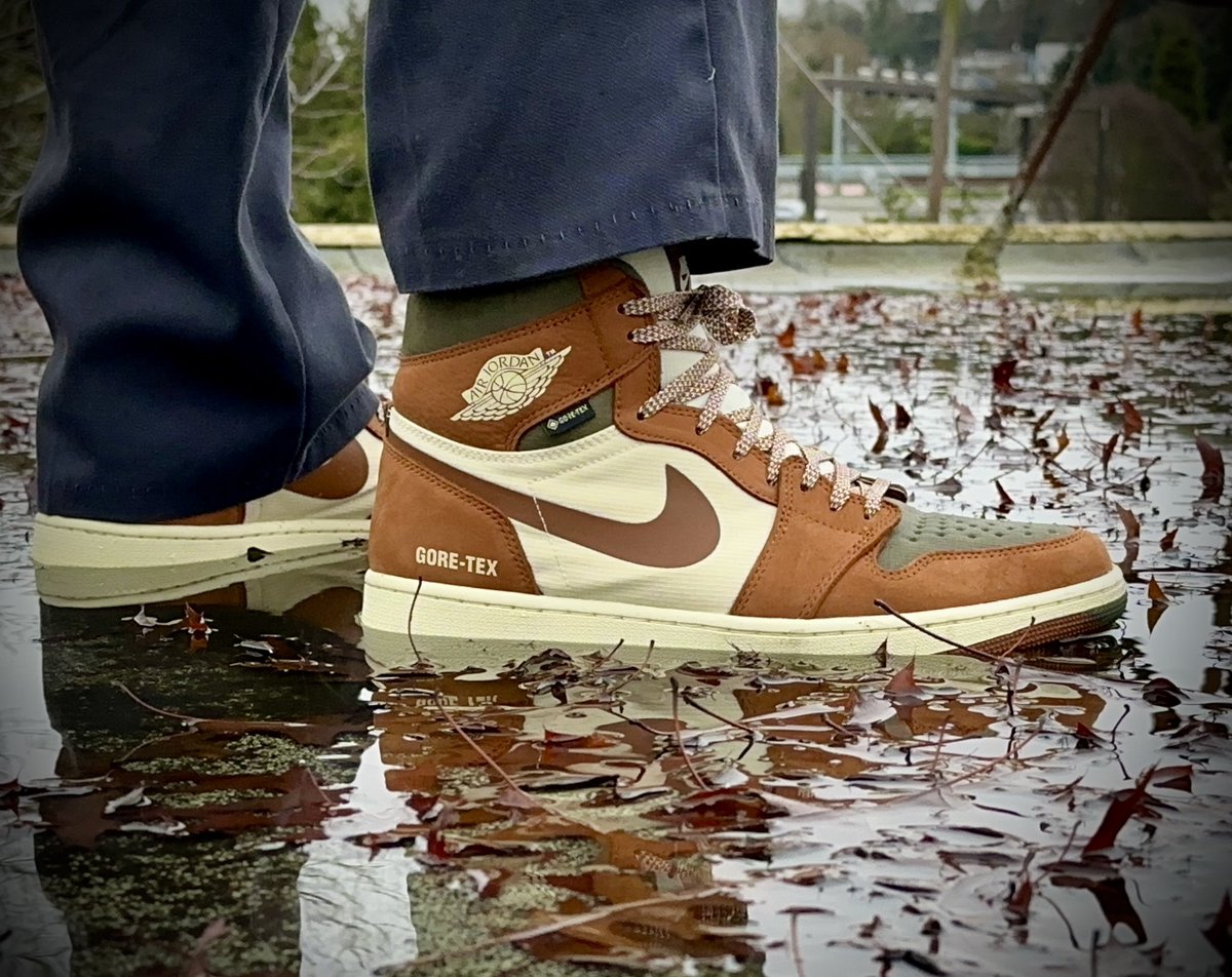 DJKingJam's tweet photo. Worst puddle pic ever! I really need to apprentice under @n8frost to get these #puddlepic’s right 🤣🙌🏼💯
#KOTD @Jumpman23 @Nike #yoursneakersaredope #wdywt #snkrsliveheatingup #jordanhead #Goretex1s #AJ1Element https://t.co/Km837ehwaM