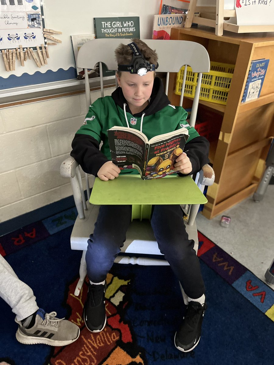 colls_MrsMTatem's tweet photo. Scenes from a cozy “Flashlight Friday” in fourth grade! 🔦 #tatemtweets #collsedu https://t.co/iD4jZ9CQdj