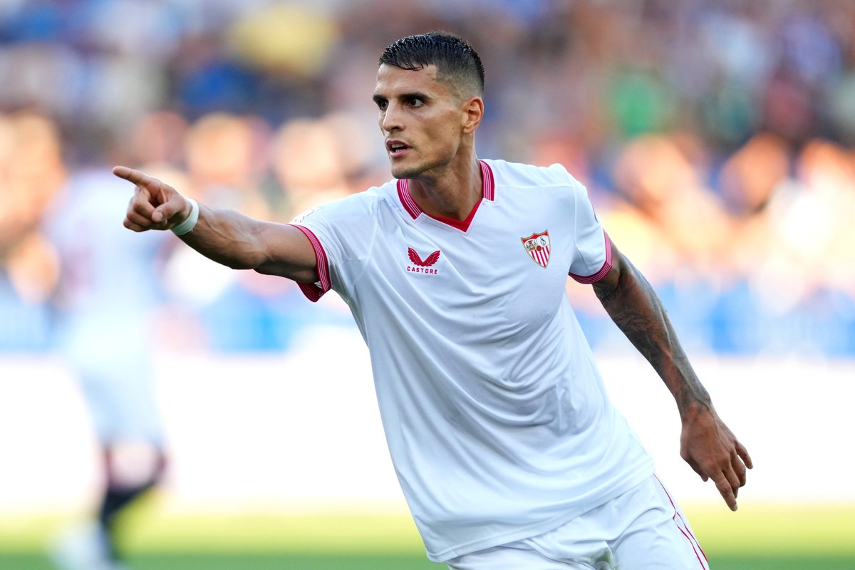 Pablitonoya's tweet photo. Erik Lamela se puso todo River al hombro en el peor momento de su historia, con 18 años y con varios burros como compañeros.

Dejó hasta lo que no tuvo, corría, metía y gambeteaba. Si él quiere volver, VUELVE.
No se consulta, se le abre la puerta y se la da la 11. CORTA. https://t.co/xihU5AmnCb