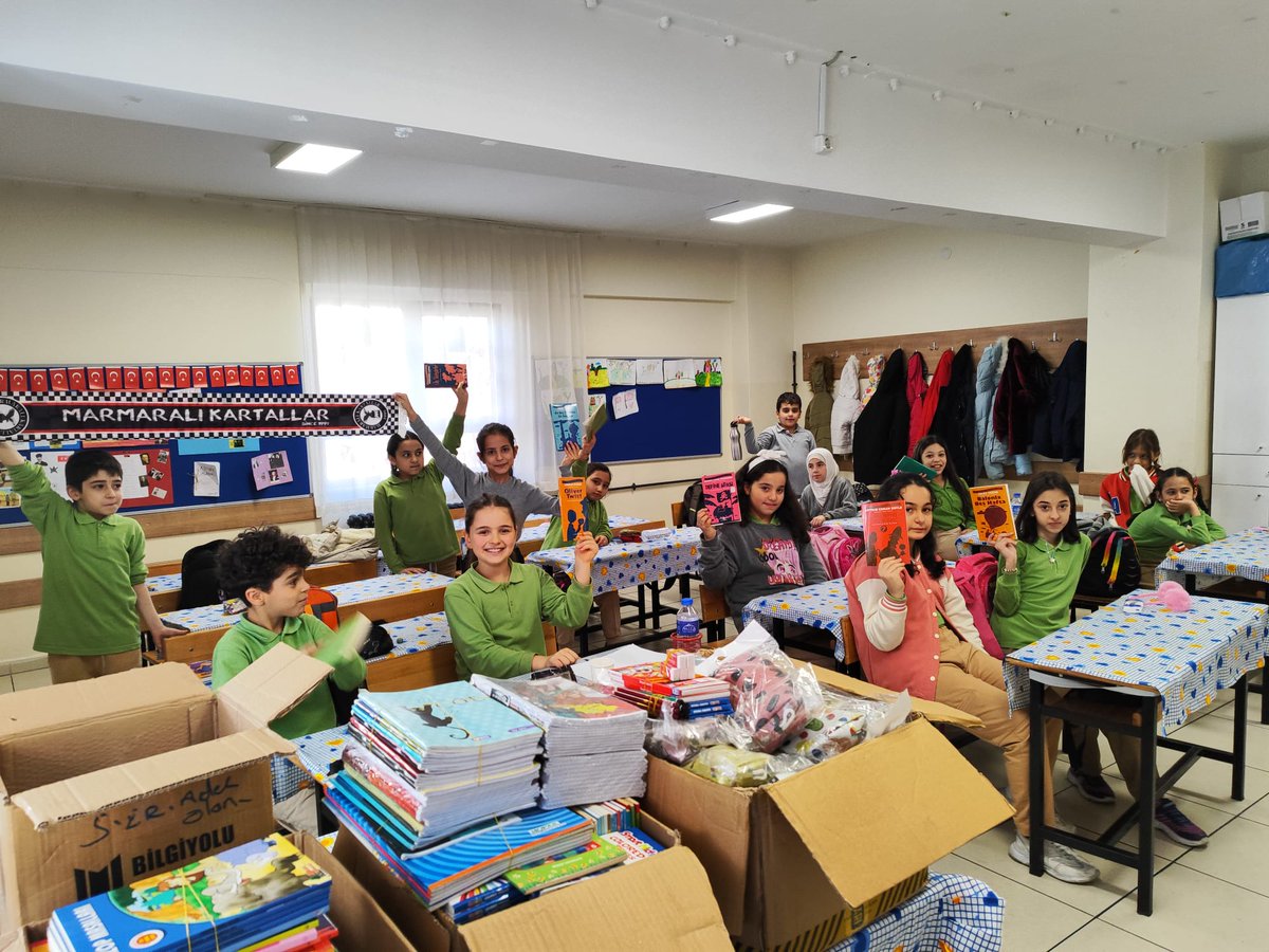 marmaralikrtllr's tweet photo. ‘’Ben öyle bilirim ki yaşamak
berrak bir gökte çocuklar aşkına savaşmaktır’’
Marmaralı Kartallar kulübü olarak Kırımlı Aslanbey İlkokulu’na kırtasiye yardımında bulunduk. Malzeme yardımında bulunan üyelerimize teşekkür ederiz. https://t.co/6j6YC4qpGf