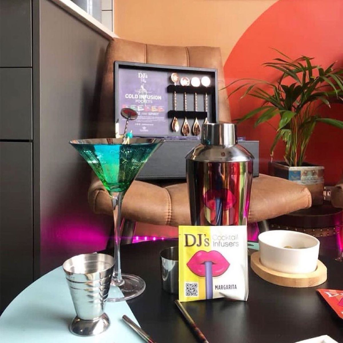 Friday night means time to get the DJ’s Cocktail shaker out. Available in our Cocktail Infusers Gift Box - it’s definitely one way to get weekend ready after a busy week back at work. 

📸 by @wakeupinworthing