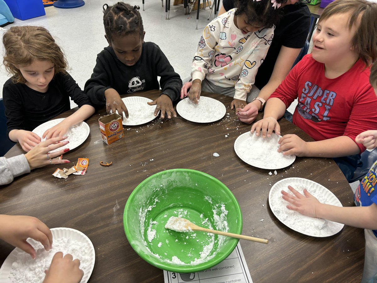 We made snow today! ❄️⛄️#RESBelieves #ElevateStafford <a href="/RockhillES/">Rockhill Elementary</a>