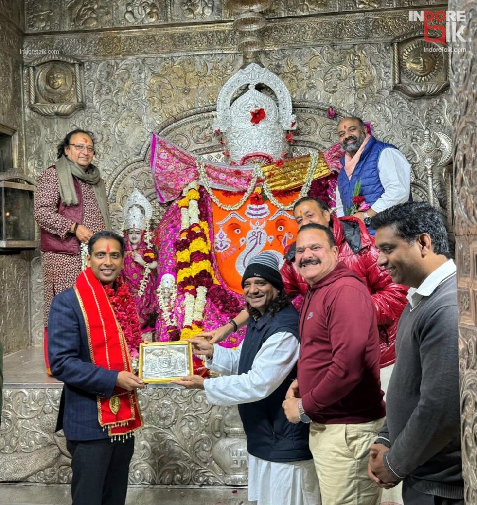 IndoreTalk's tweet photo. #NewsIn: इंदौर के नवागत कलेक्टर आशीष सिंह ने किए खजराना मंदिर के दर्शन।

साथ ही कलेक्टर आशीष सिंह आज ही कलेक्टर कार्यालय में पदभार ग्रहण भी करेंगे।

#IASAshishSingh #IndoreCollector #KhajranaGanesh #Indore #IndoreTalk @itsAsheeshSingh @IndoreCollector https://t.co/ynUEzljh2O