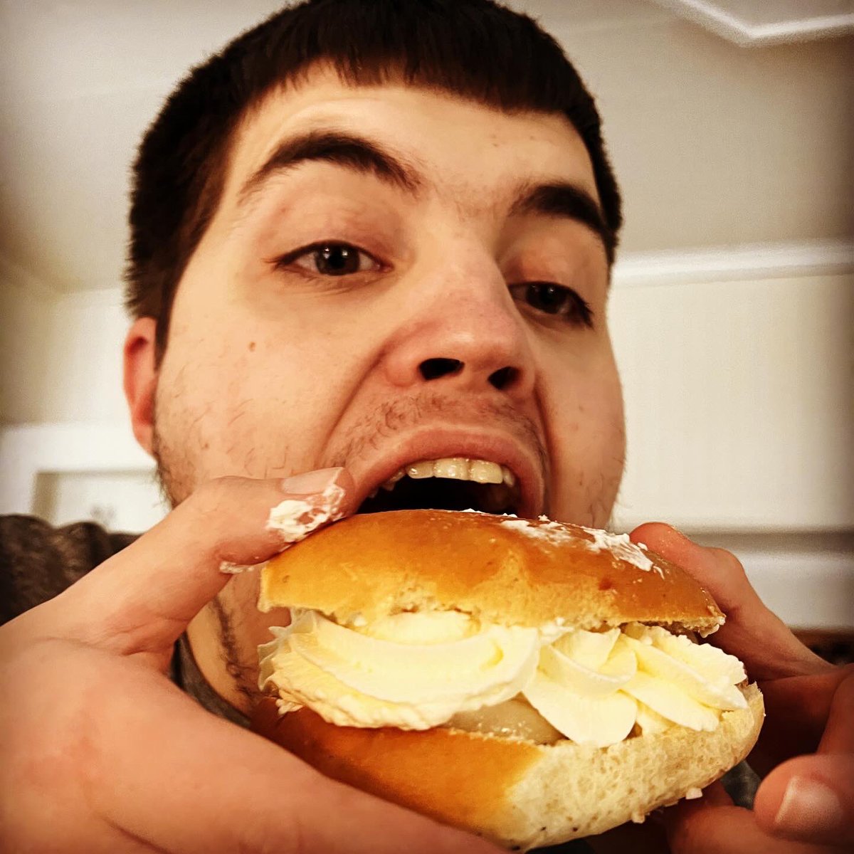 ”Nu är julen slut…”, konstaterade sonen när julsakerna åkte redan på nyårsdagen. ”…och det betyder att det snart är dags för semlor!”

”Sån där hamburgare fast med grädde”, önskade han som liten när han inte visste vad de hette. <a href="/JoakimAngle/">Jockevinkel🔨🪚📐</a> överraskade med årets första. ♥️😋👌
