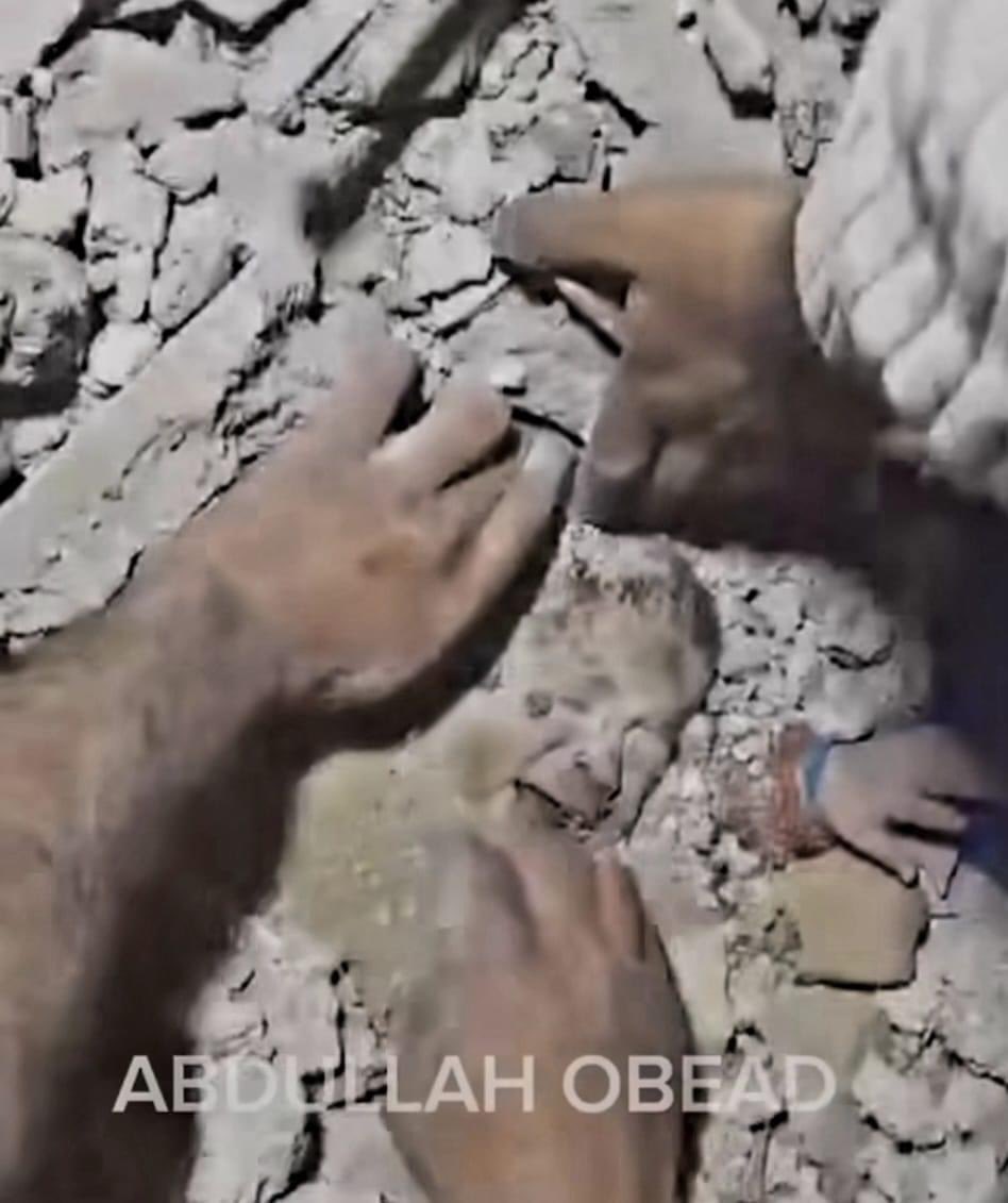 BABY INSIDE THE RUBBLE. Stop Stop @POTUS @RishiSunak @netanyahu @EmmanuelMacron @JustinTrudeau @GiorgiaMeloni @AlboMP @StateDeptSpox @vonderleyen @Bundeskanzler
@CIJ_ICJ 
#CeasefireandAidNOW