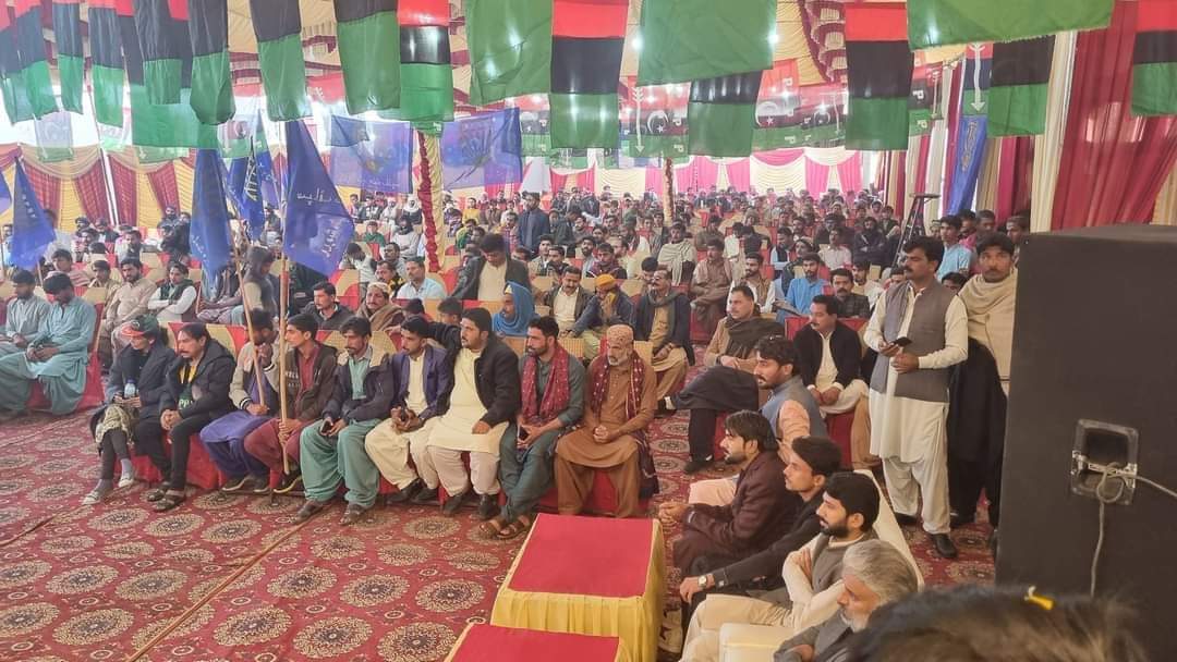 JamshoroPPP's tweet photo. پاڪستان پيپلزپارٽي جي باني شھيد ذوالفقار علي ڀٽو جي سيوھڻ ۾ 96 ھين سالگرا ملھائي وئي, جلسو منعقد ڪيو ويو,

پيپلزپارٽي ضلع ڄامشورو جي صدر سيد آصف علي شاھ جي ميزباني هيٺ سالگرہ جوش جذبي سان ملهايو پيو وڃي، پاڪستان پيپلزپارٽي جي عهديدارن ۽ ورڪرن جي وڏي انگ شرڪت ڪئي، https://t.co/5eFcjQPOad