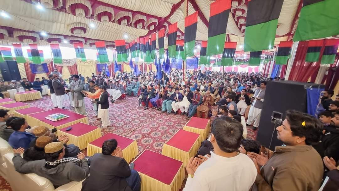 JamshoroPPP's tweet photo. پاڪستان پيپلزپارٽي جي باني شھيد ذوالفقار علي ڀٽو جي سيوھڻ ۾ 96 ھين سالگرا ملھائي وئي, جلسو منعقد ڪيو ويو,

پيپلزپارٽي ضلع ڄامشورو جي صدر سيد آصف علي شاھ جي ميزباني هيٺ سالگرہ جوش جذبي سان ملهايو پيو وڃي، پاڪستان پيپلزپارٽي جي عهديدارن ۽ ورڪرن جي وڏي انگ شرڪت ڪئي، https://t.co/5eFcjQPOad