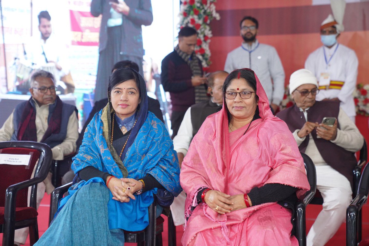 RitiPathakSidhi's tweet photo. रीवा में मध्यप्रदेश के यशस्वी मुख्यमंत्री माननीय @DrMohanYadav51 जी से विधानसभा क्षेत्र 77 सीधी के विभिन्न नवीन विकास कार्यों को स्वीकृत करने के संबंध में चर्चा किया। https://t.co/KiDaVElTes