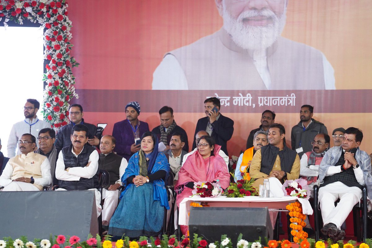RitiPathakSidhi's tweet photo. रीवा में मध्यप्रदेश के यशस्वी मुख्यमंत्री माननीय @DrMohanYadav51 जी से विधानसभा क्षेत्र 77 सीधी के विभिन्न नवीन विकास कार्यों को स्वीकृत करने के संबंध में चर्चा किया। https://t.co/KiDaVElTes
