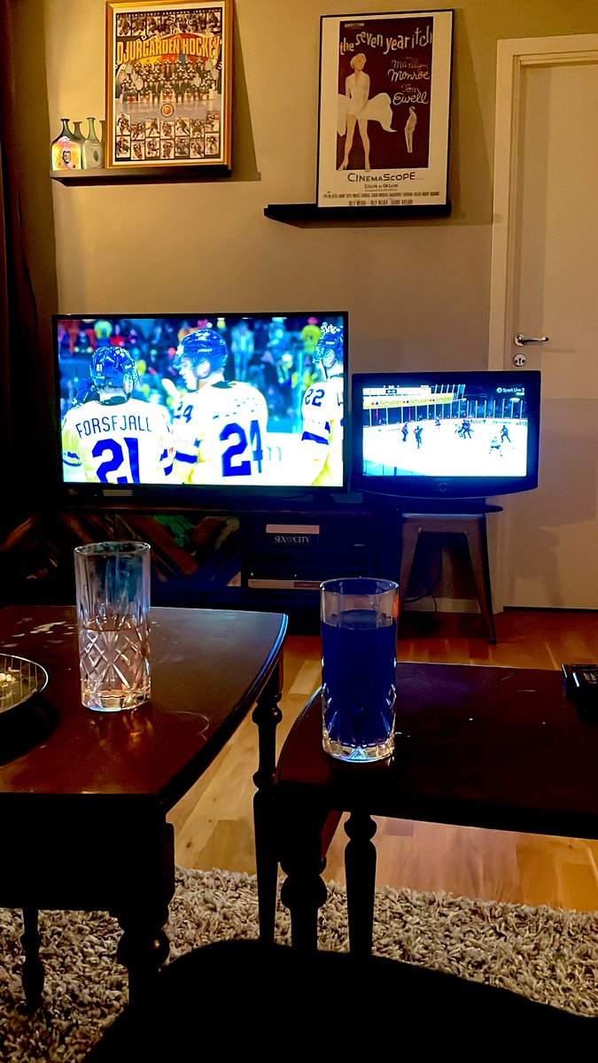 oavsettElin's tweet image. Dubbla skärmar ✅
Groggar ✅
Vänner ✅
Taggad tjej? 💪✅
#småkronor #jvm #motguld