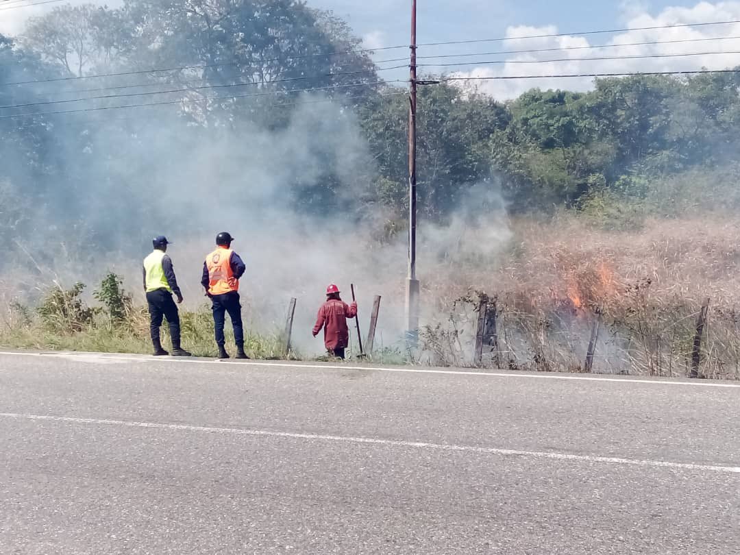 bomberosimonp's tweet photo. Se observa incendio de vegetación en la carretera Nacional los Llanos sector Sabana Alta en fase de libre combustión donde se procede a las labores de extinción con herramientas manuales, al mando de la comisión S/M Javier Alvarado.
 #PuebloLegisladorDePaz https://t.co/Gndi8zIRYr