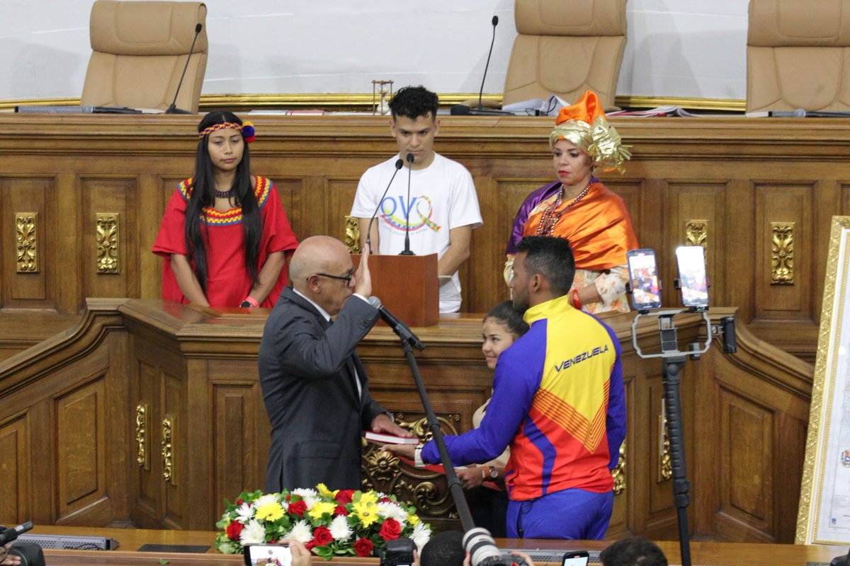 NicolasMaduro's tweet photo. Felicito a la nueva Junta Directiva de la verdadera y única Asamblea Nacional de la Republica Bolivariana de Venezuela para el periodo 2024-2025, quienes hoy ratifican su compromiso en ser los fieles defensores de una causa histórica y un proyecto de Patria. Continúen con humildad conectándose con el hombre y la mujer de a pie, con sus necesidades y verdades, porque ustedes también son pueblo, pueblo combatiente y patriota. ¡Ustedes son la expresión popular en el Poder Legislativo!