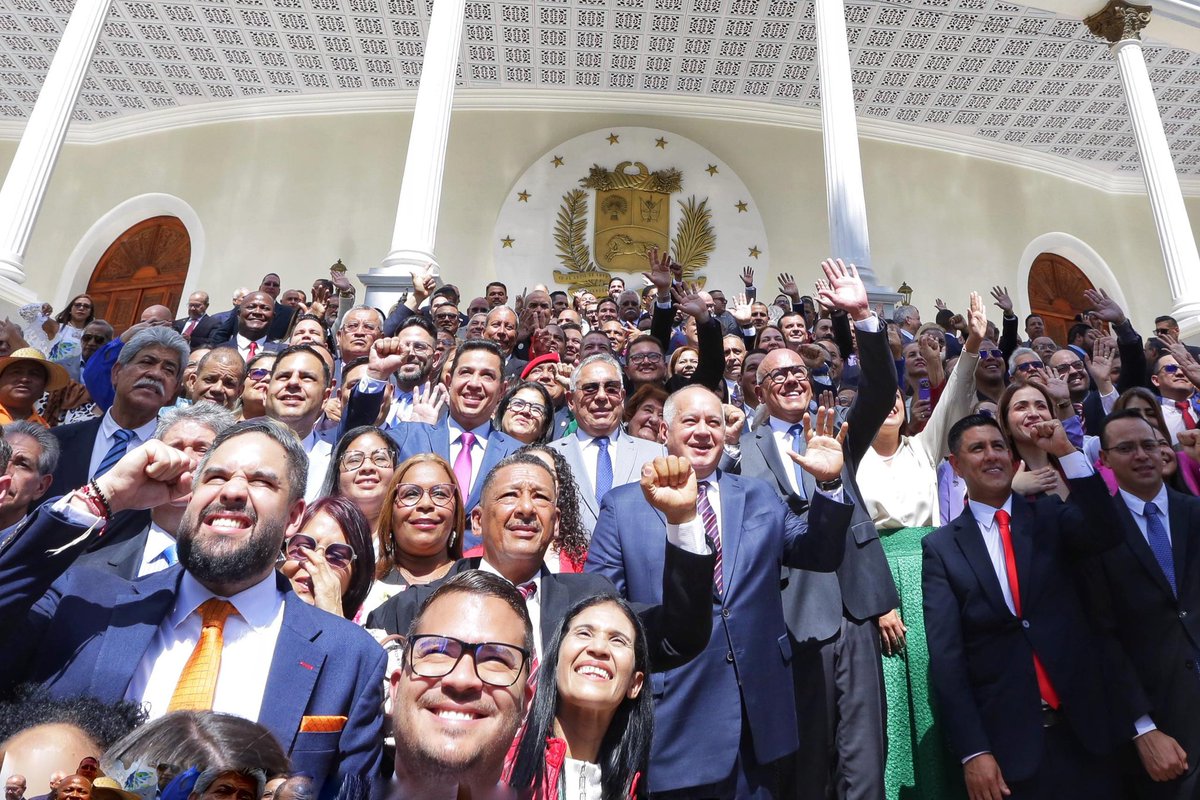 NicolasMaduro's tweet photo. Felicito a la nueva Junta Directiva de la verdadera y única Asamblea Nacional de la Republica Bolivariana de Venezuela para el periodo 2024-2025, quienes hoy ratifican su compromiso en ser los fieles defensores de una causa histórica y un proyecto de Patria. Continúen con humildad conectándose con el hombre y la mujer de a pie, con sus necesidades y verdades, porque ustedes también son pueblo, pueblo combatiente y patriota. ¡Ustedes son la expresión popular en el Poder Legislativo!