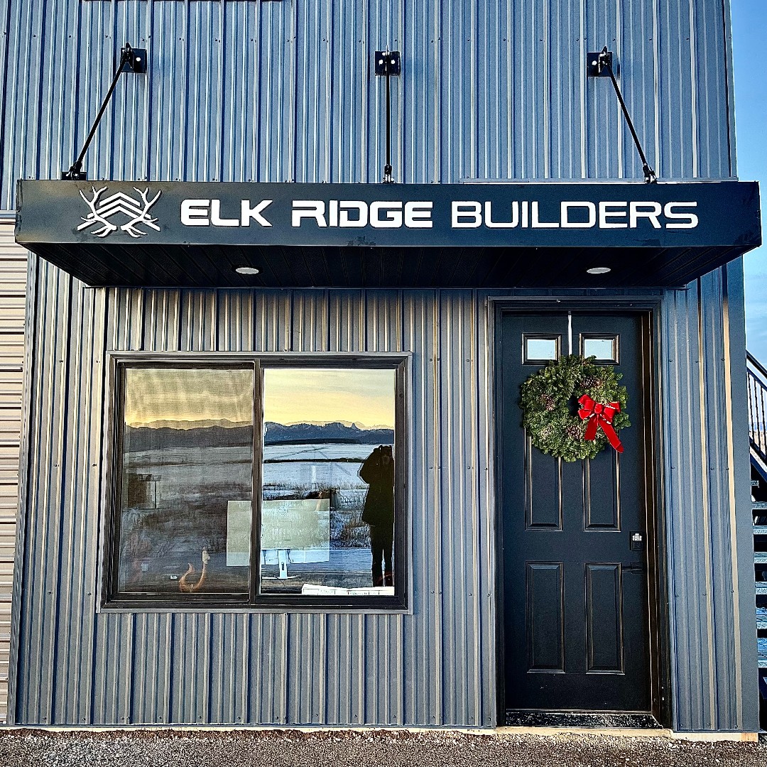 gravity_graphic's tweet image. Elk Ridge Builders' aluminum lettering works with the building architecture and festive wreath for a warm welcome. 

#aluminumletters #dimensionalsign #signs #TetonValley #elkridge #construction #building #architectualsigns
