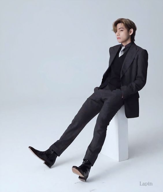 thvishie's tweet photo. Kim Taehyung knows exactly how to pose 

~ A thread https://t.co/I5eHCFZIFa