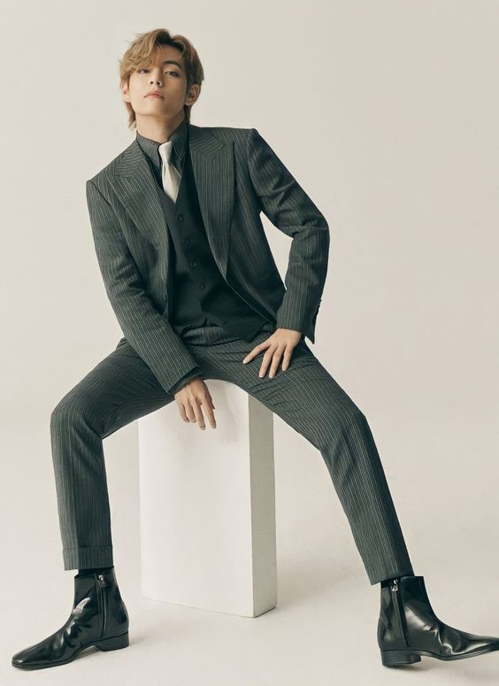 thvishie's tweet photo. Kim Taehyung knows exactly how to pose 

~ A thread https://t.co/I5eHCFZIFa