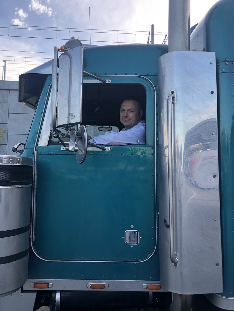 It’s been exactly 4 years since I sat in the seat of a big rig. While I was dressed as a reporter that day, I still could have hit all 18 gears in that big ‘ol Peterbilt in Los Angeles. 🚛