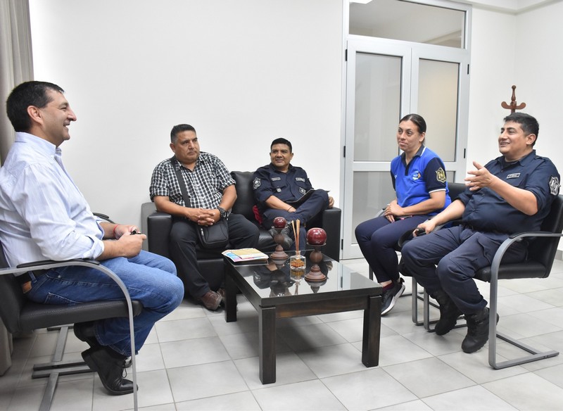 Rosario de la Frontera

El Intendente recibió a Autoridades Policiales
hsnoticias.com.ar/notis.php?idNo…